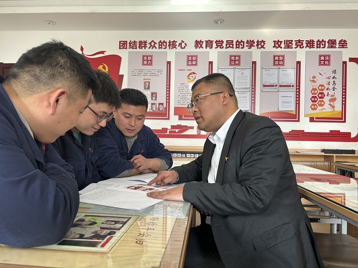 1710895822334845.jpeg 支部书记解说“清廉乐天堂fun88” 王宇宵摄.jpg